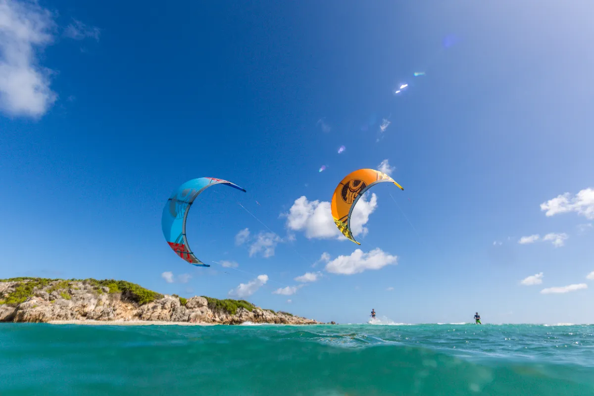 Un'esperienza emozionante di kitesurf e sport acquatici a Kite Beach Dubai