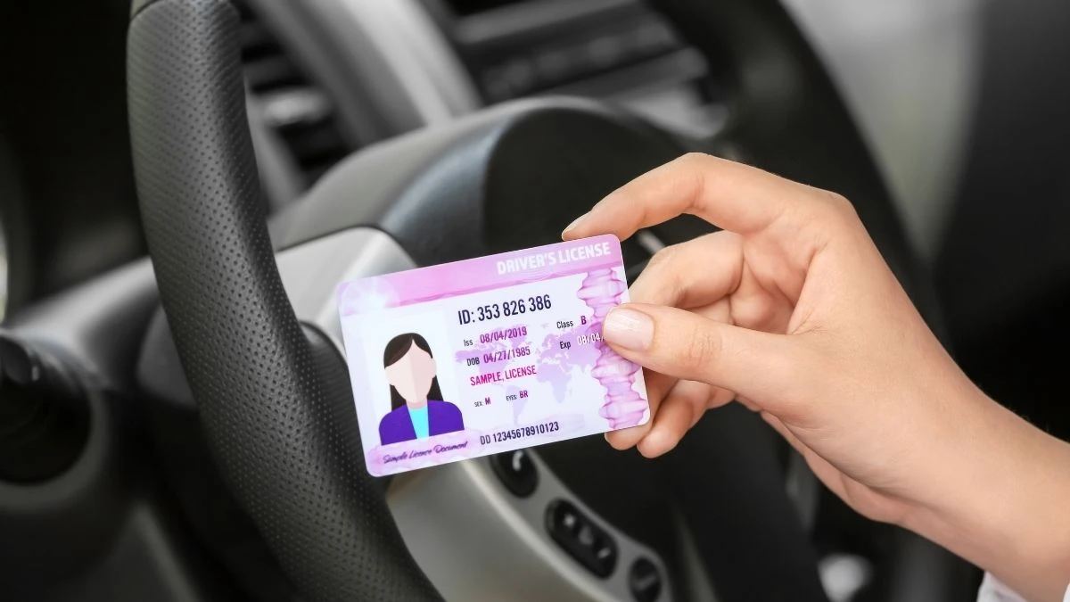 Guida completa per l'emissione e il rinnovo della patente e della carta per auto intelligenti a Dubai