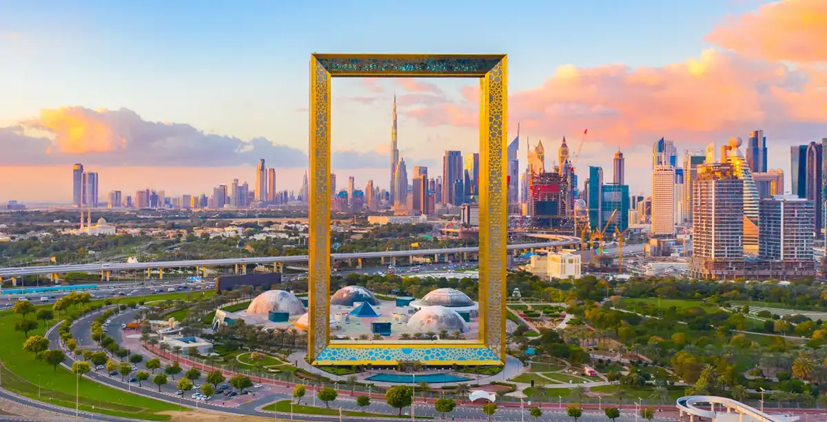 Vista frontale della cornice di Dubai sotto il cielo azzurro