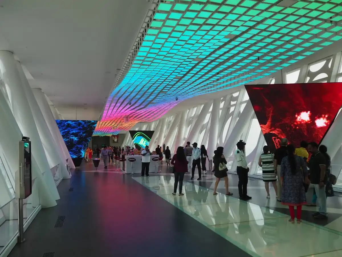 Visitatori del ponte di vetro di Dubai
