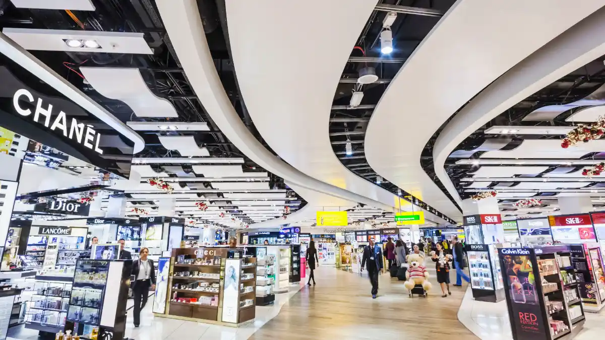 Duty-Free-Shop am Flughafen Dubai; Luxuriöses Einkaufen ohne Steuern vor dem Flug