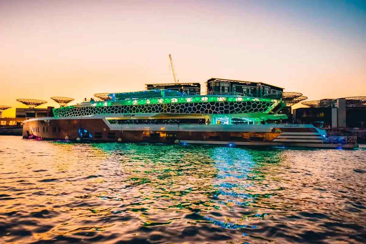 Alles über die nächtliche Dinner-Kreuzfahrt mit dem Lotus-Schiff in Dubai; von Preisen bis zu VIP-Paketen.