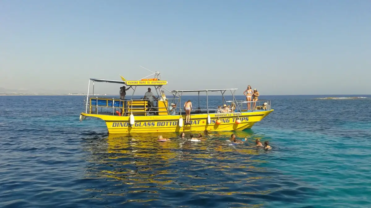 È necessario prenotare in anticipo per la barca gialla?
